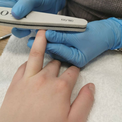 Glamur i samoizolacija – kako ukloniti trajni lak?