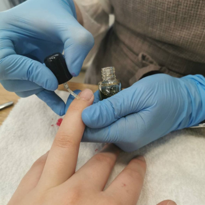 Glamur i samoizolacija – kako ukloniti trajni lak?