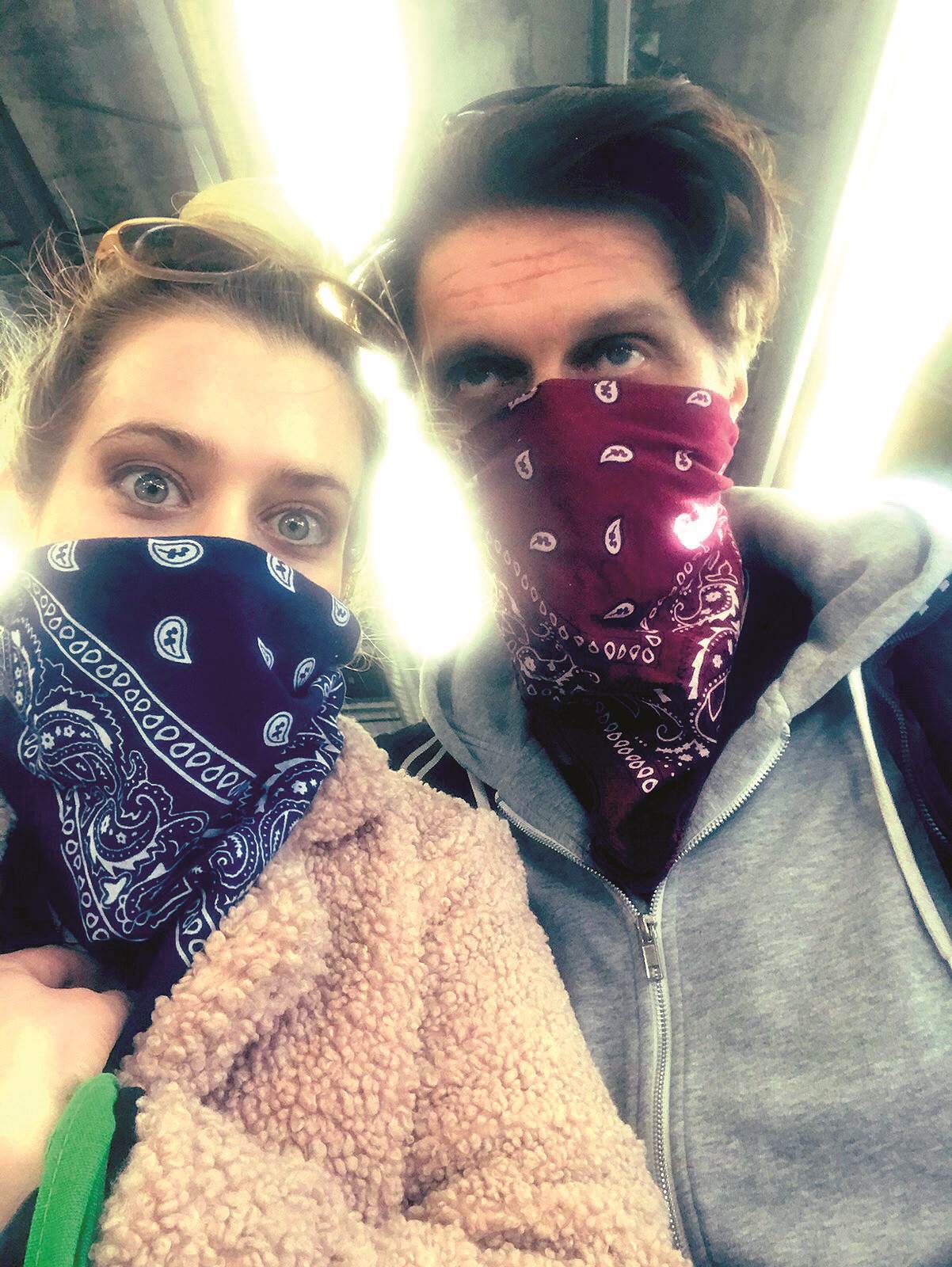 Chrissy Teigen pobjegla s obitelji od kuće 