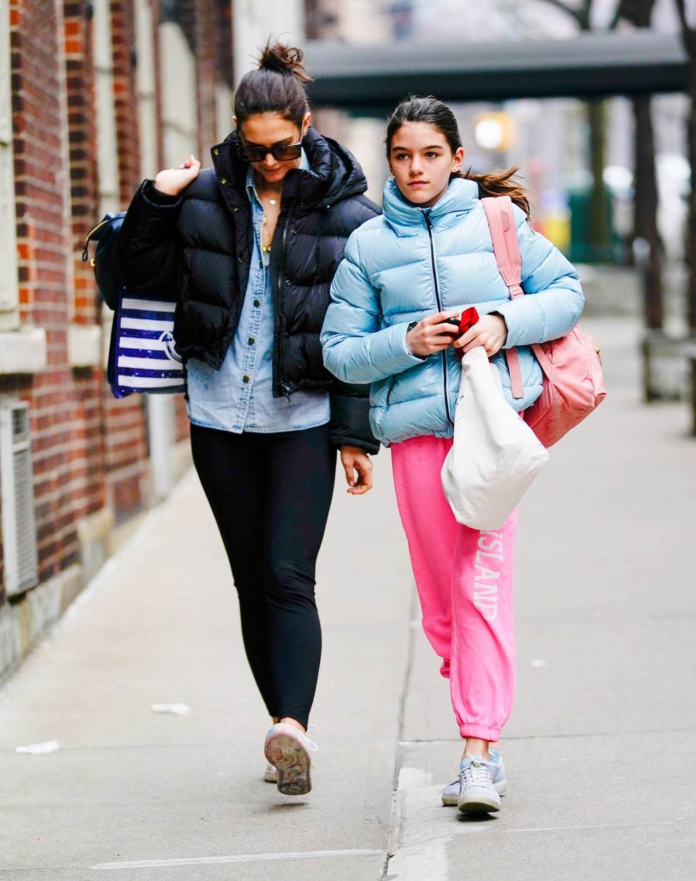 Suri Cruise nalikuje na majku Katie Holmes