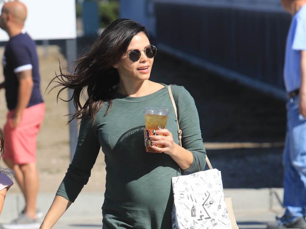 SVE JE U MAXI HALJINAMA Glumica kao modna inspiracija mnogim trudnicama