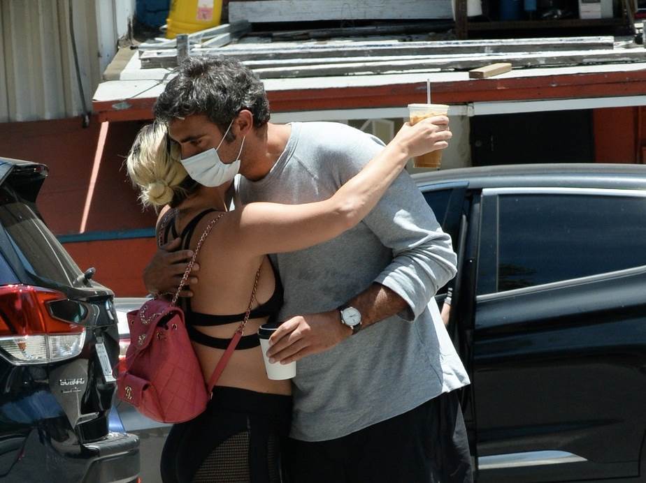 RUKU POD RUKU S DEČKOM Lady Gaga više ne skriva trbuščić