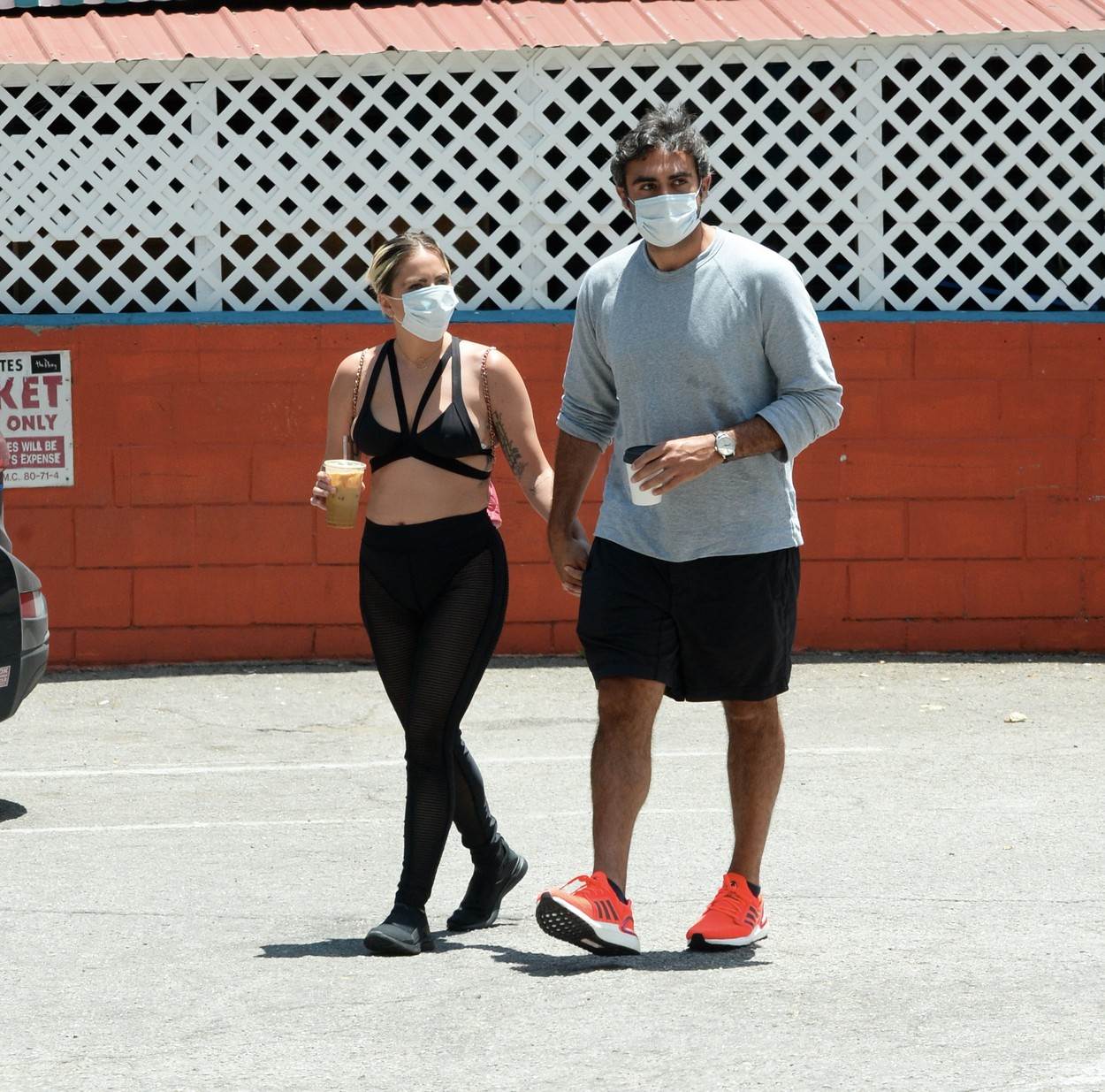 RUKU POD RUKU S DEČKOM Lady Gaga više ne skriva trbuščić