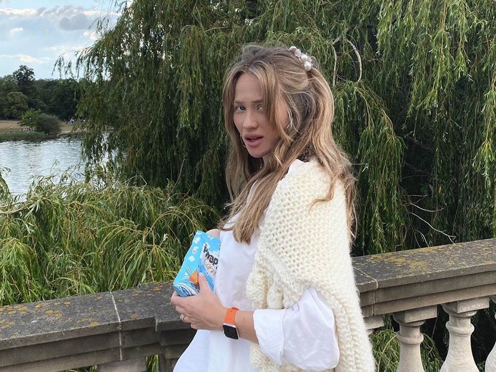 Izabel Kovačić u crnoj haljini domaćeg dizajnera