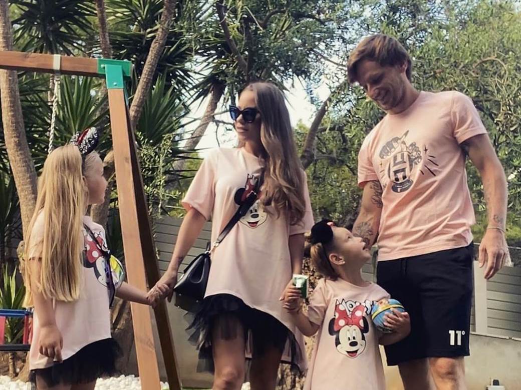 Raquel Mauri nosi torbicu Louis Vuitton Petite Malle