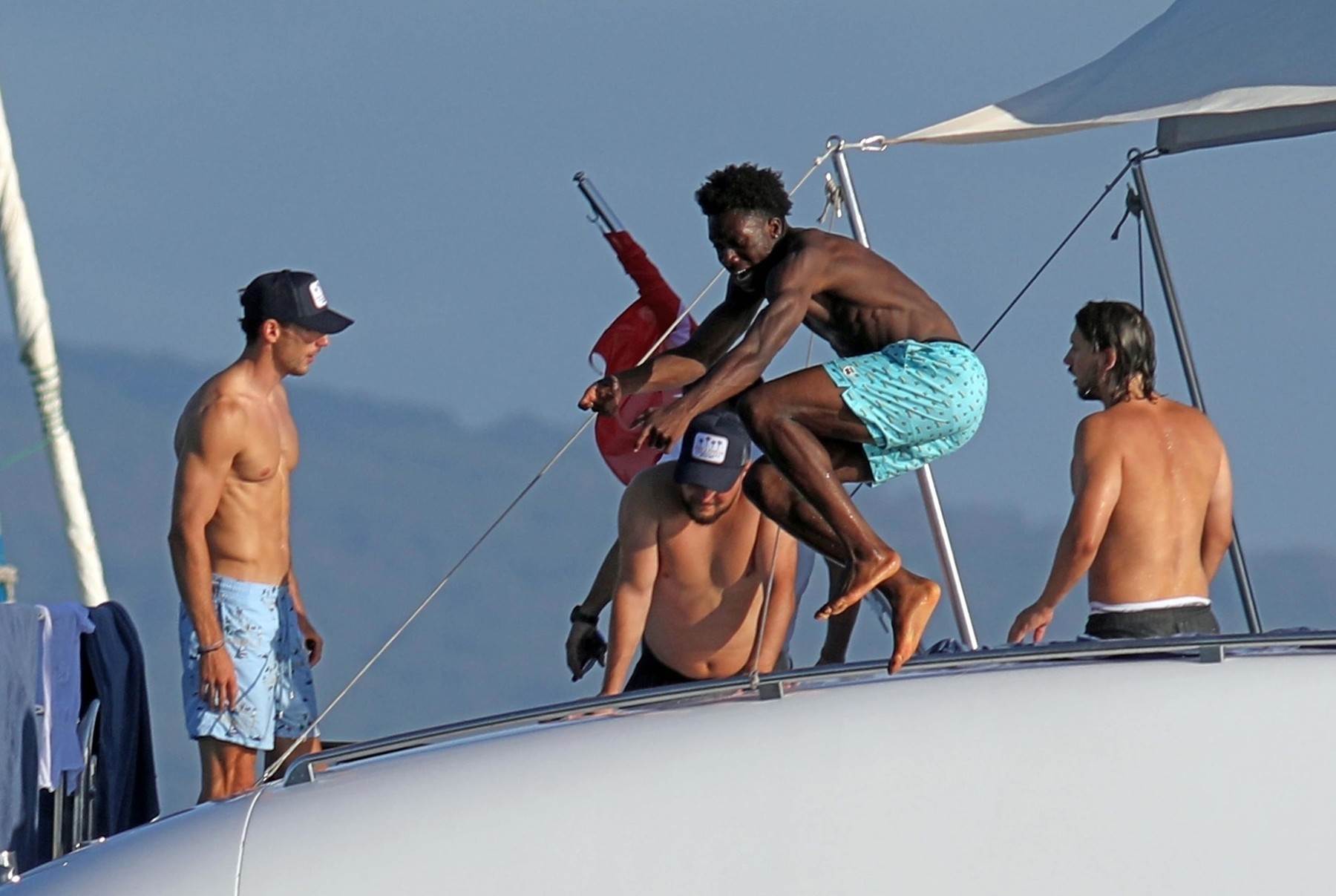ŽENE OSTALE BEZ DAHA Goli i mišićavi sportaši postali atrakcija na plaži