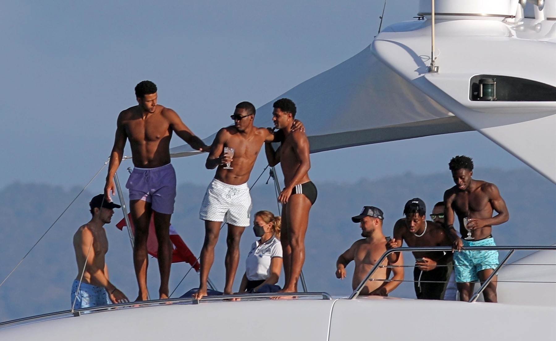 ŽENE OSTALE BEZ DAHA Goli i mišićavi sportaši postali atrakcija na plaži