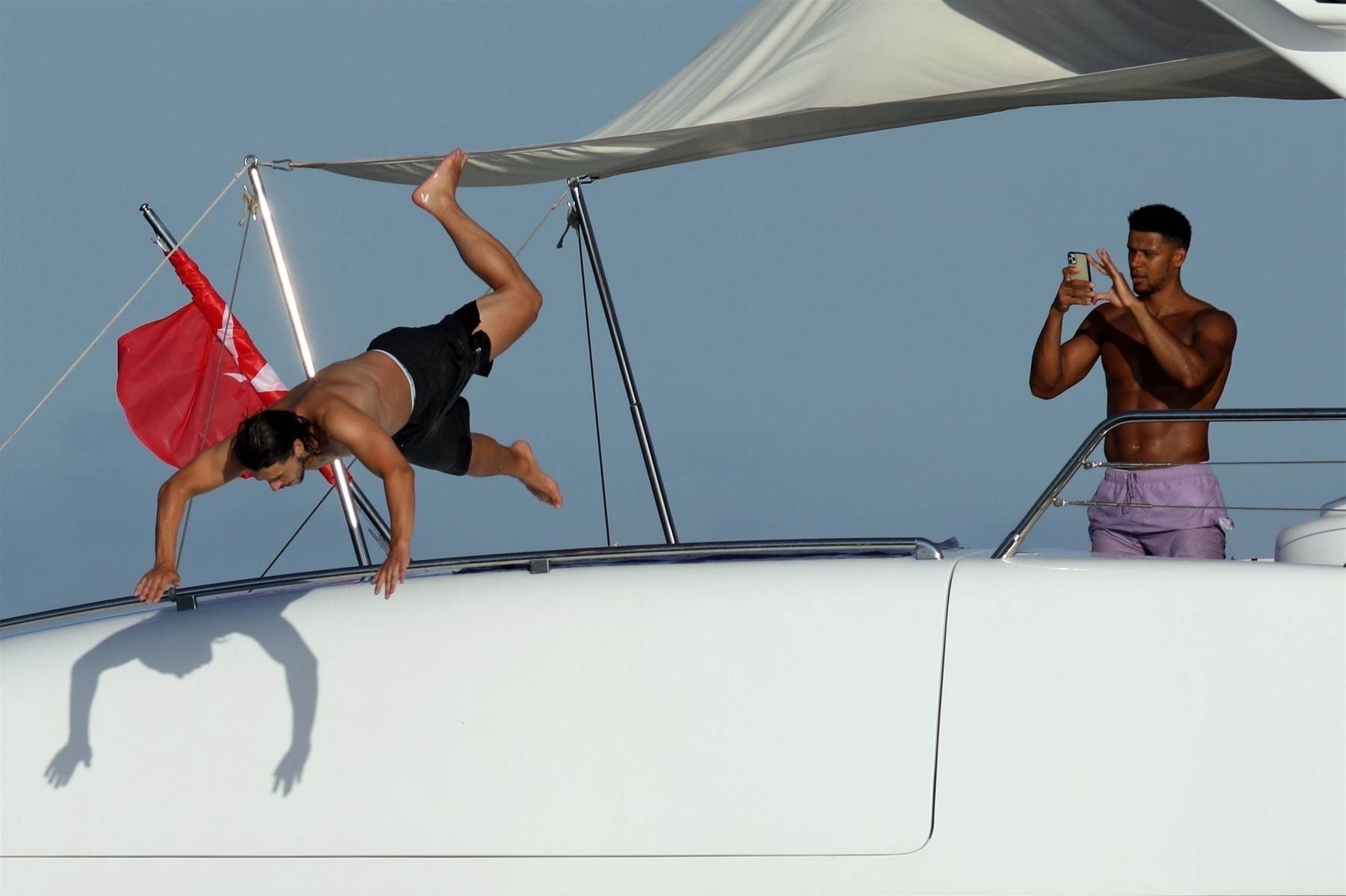 ŽENE OSTALE BEZ DAHA Goli i mišićavi sportaši postali atrakcija na plaži