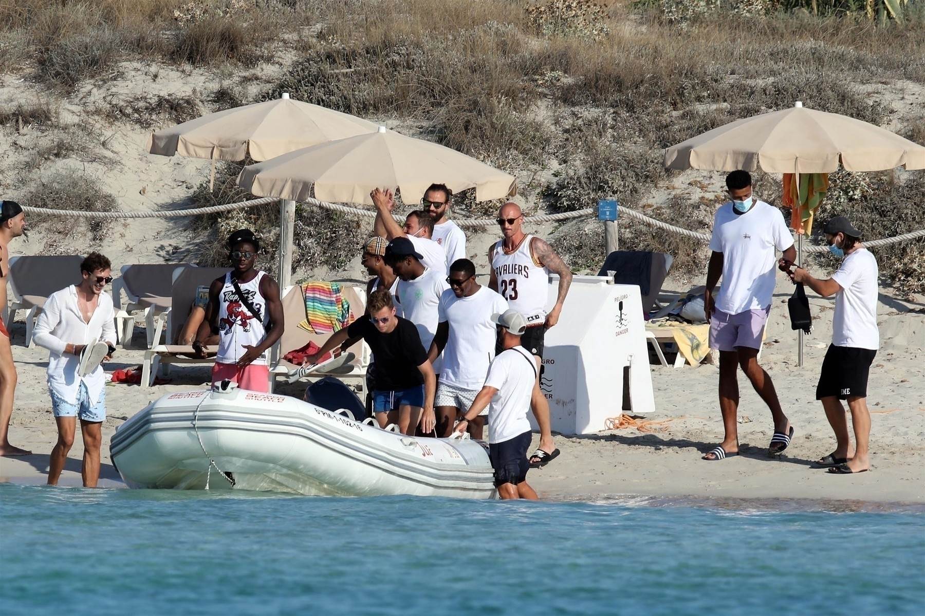 ŽENE OSTALE BEZ DAHA Goli i mišićavi sportaši postali atrakcija na plaži