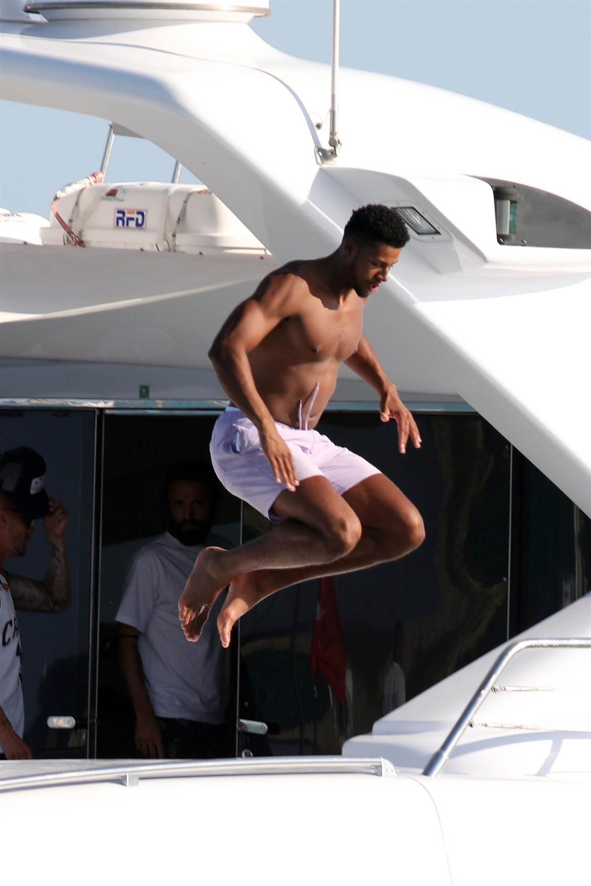 ŽENE OSTALE BEZ DAHA Goli i mišićavi sportaši postali atrakcija na plaži