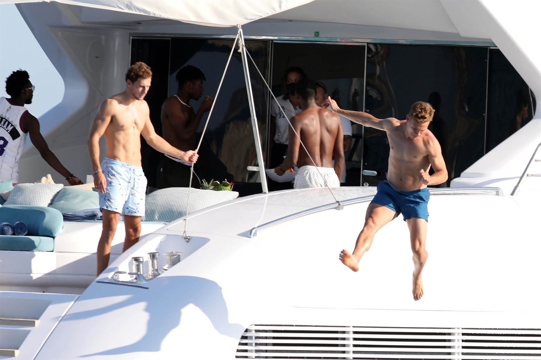 ŽENE OSTALE BEZ DAHA Goli i mišićavi sportaši postali atrakcija na plaži