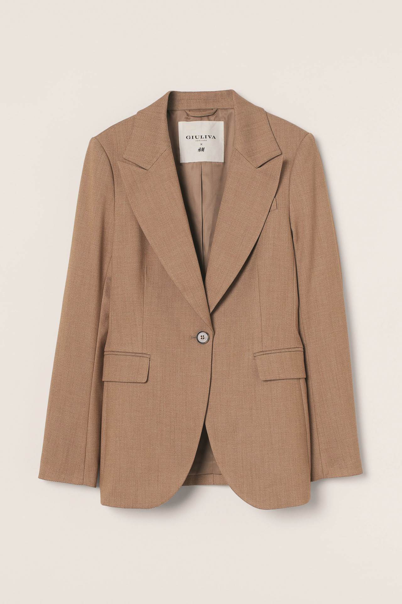 Tenisice i odijelo? - Da!