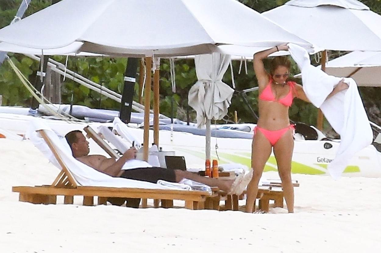 PAPARAZZO FOTKE J.LO U BADIĆU 'Izgledaš kao mala svinjica'