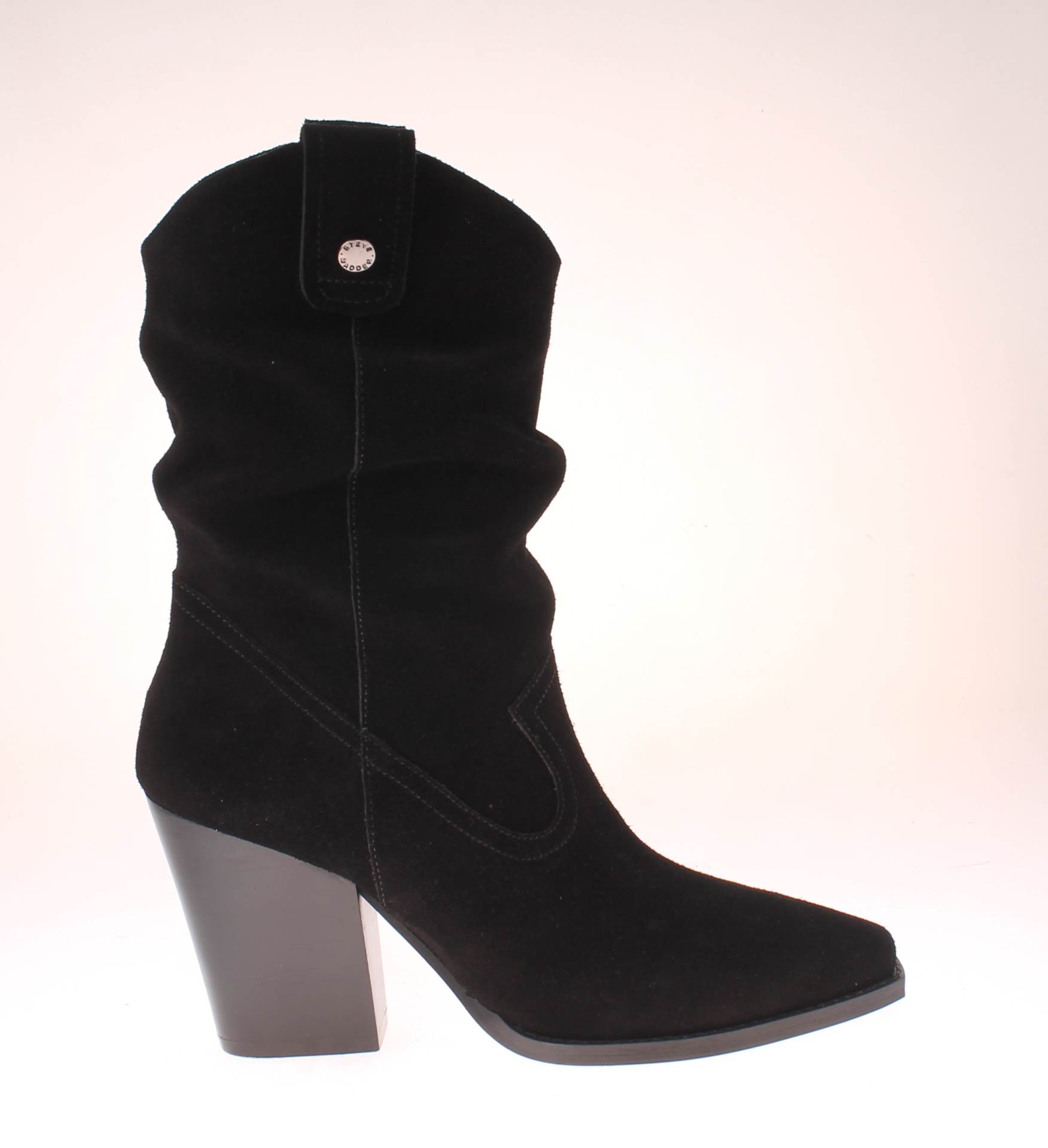 MUST HAVE čizme ove jeseni obožava i Viktorija Rađa