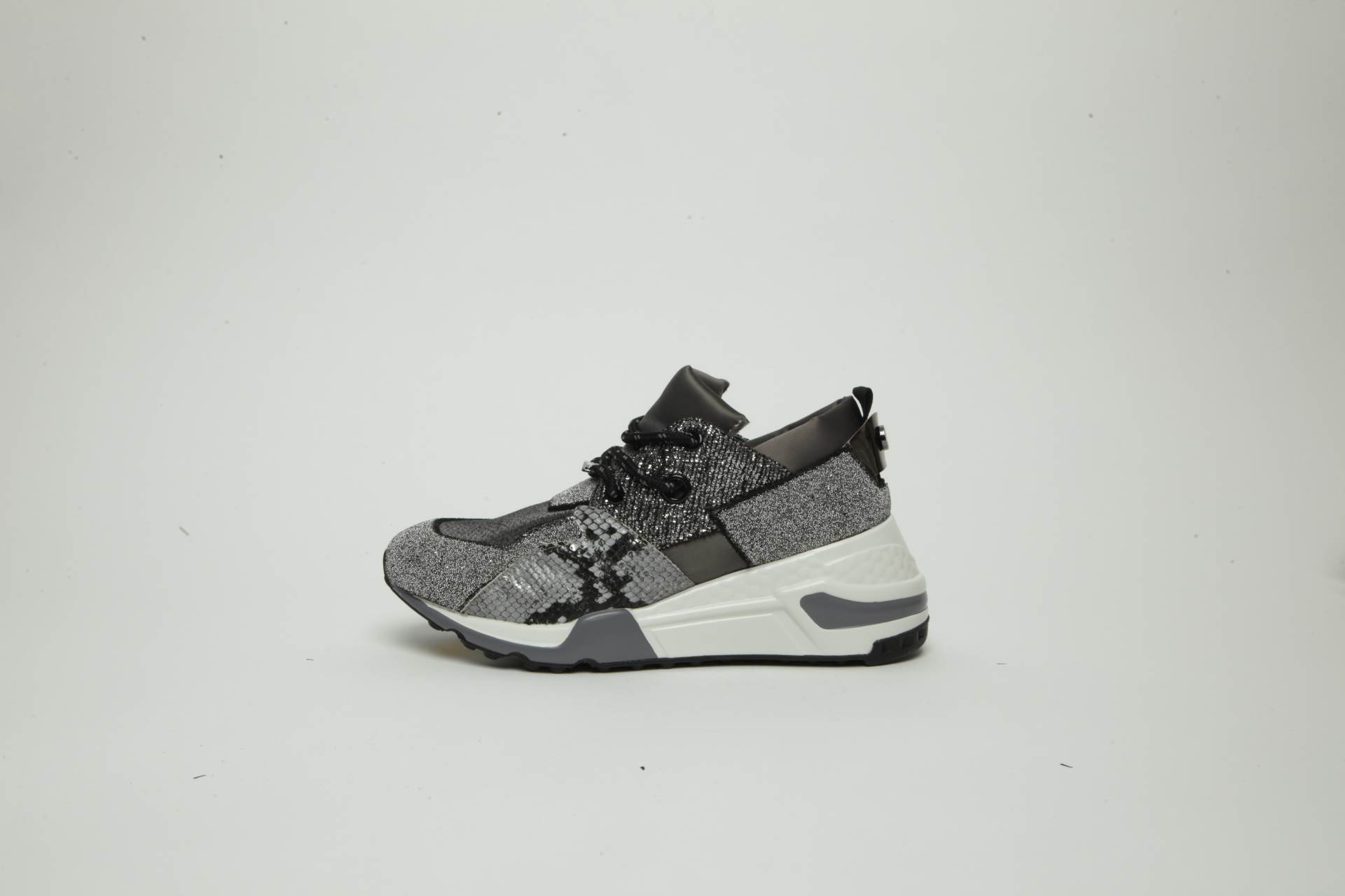 MUST HAVE čizme ove jeseni obožava i Viktorija Rađa