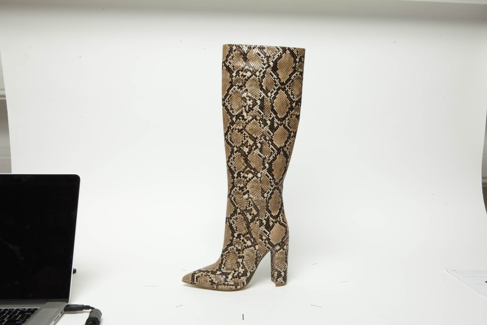 MUST HAVE čizme ove jeseni obožava i Viktorija Rađa