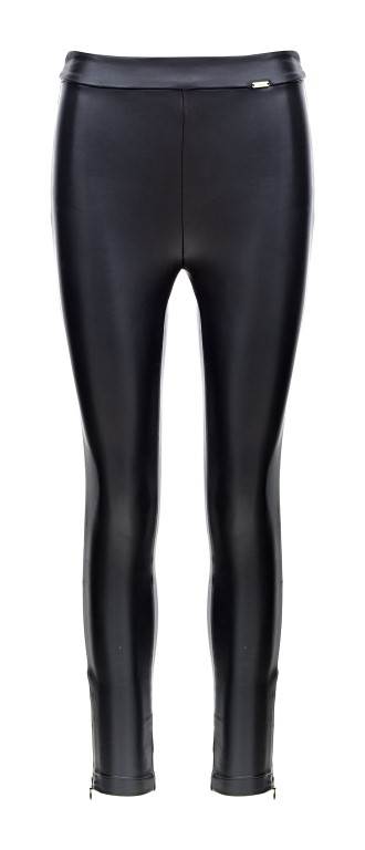 Urbani i klasični crni Guess komadi ključni su za jesensku kombinaciju