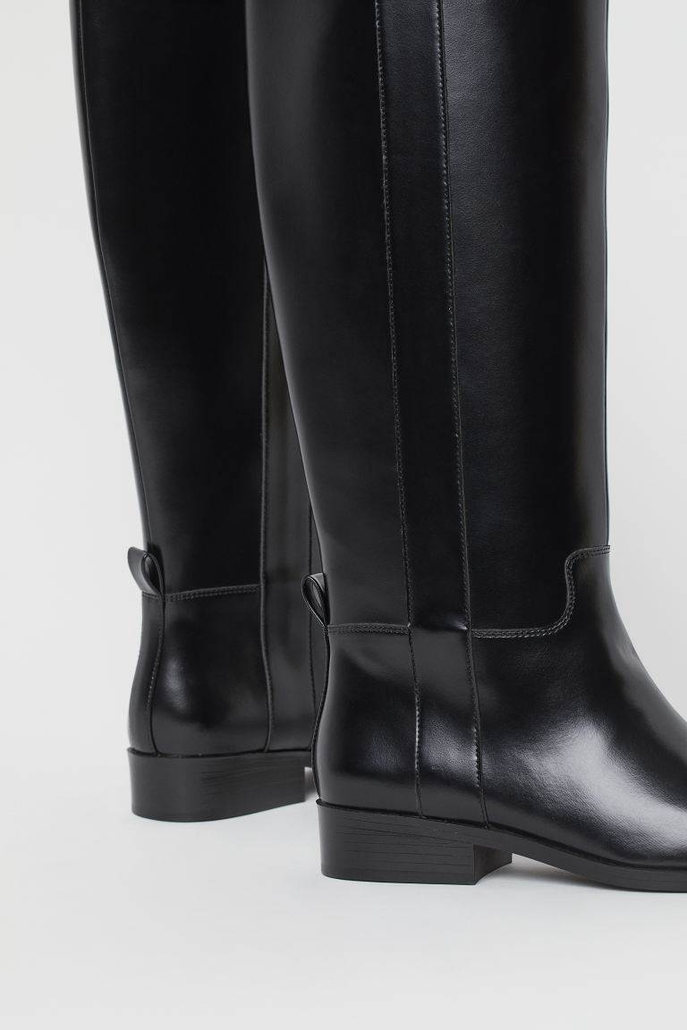 Ove jeseni nosimo crne čizme u svim prilikama