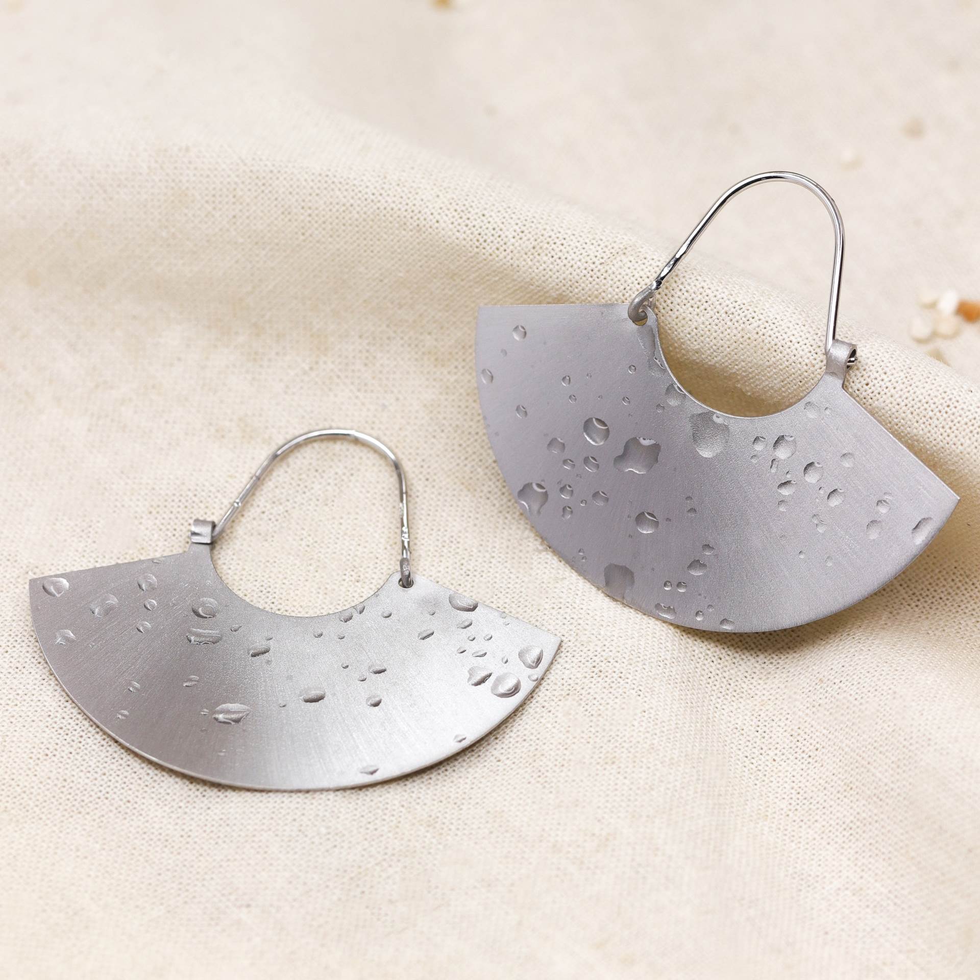 Nakit i satovi idealan su božićni dar. Kupite ih na Black Friday popustu