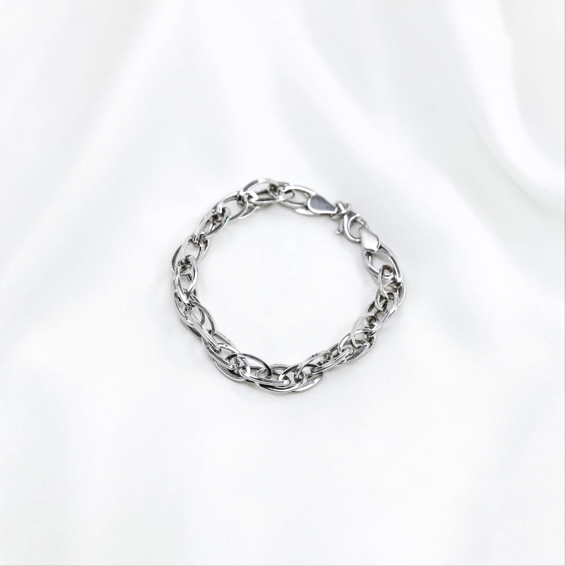 Nakit i satovi idealan su božićni dar. Kupite ih na Black Friday popustu