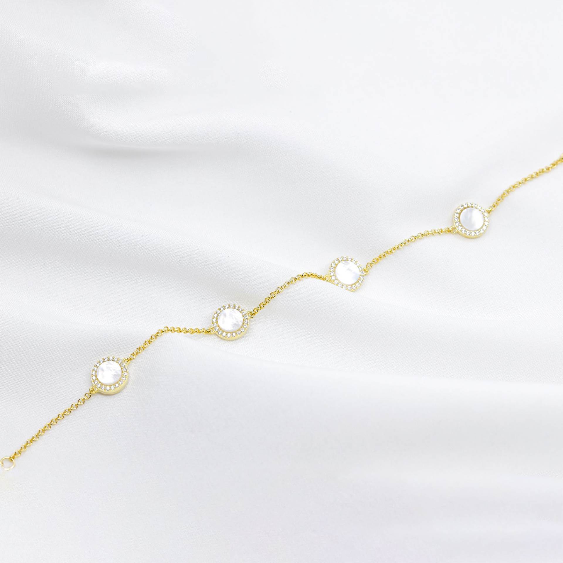 Nakit i satovi idealan su božićni dar. Kupite ih na Black Friday popustu