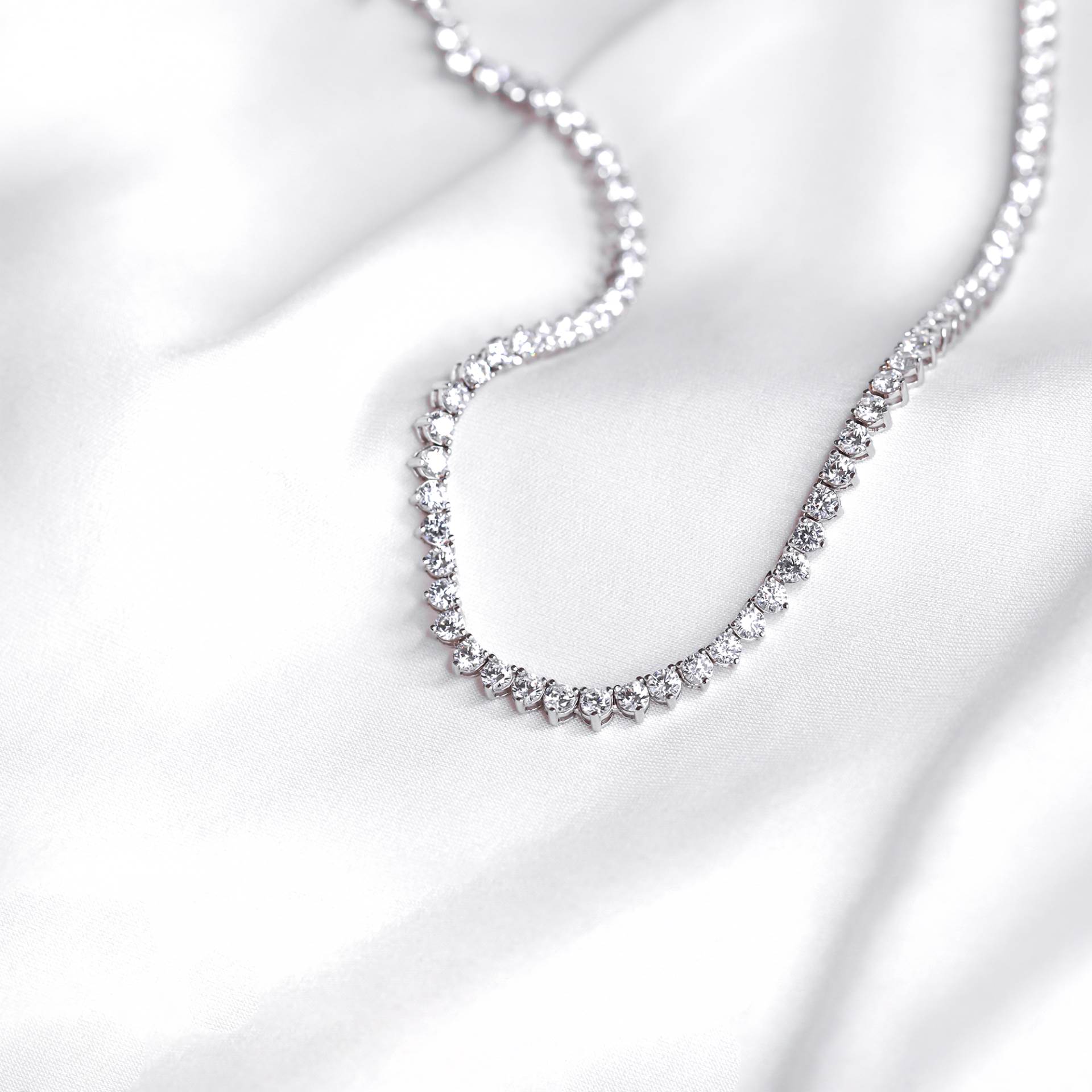 Nakit i satovi idealan su božićni dar. Kupite ih na Black Friday popustu