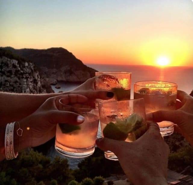 ALKOHOL, GOLIŠAVE FOTKE... Što skriva stari Instagram profil Meghan Markle?