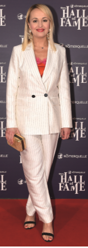 DAME U ODIJELIMA Na Storyjev party dolaze snažne žene