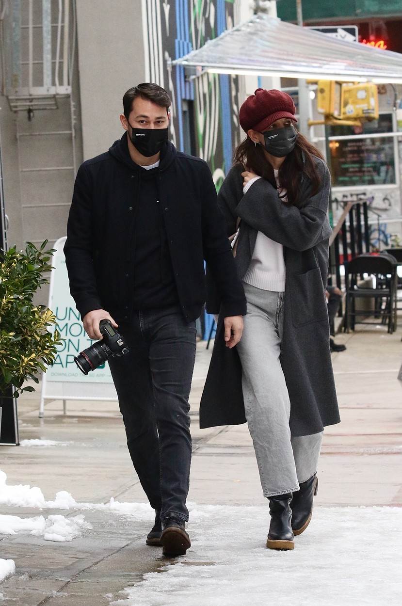 UČITE OD NAJBOLJE Katie 'fura' čizme sezone, a mi smo ih našli na sniženju!