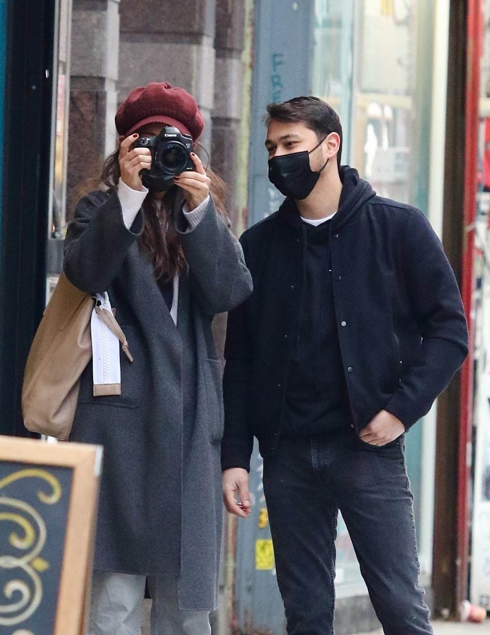 UČITE OD NAJBOLJE Katie 'fura' čizme sezone, a mi smo ih našli na sniženju!