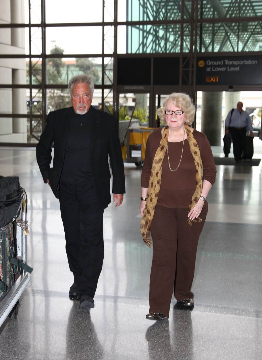 Sin Toma Jonesa spava na klupi kao beskućnik i prosi 