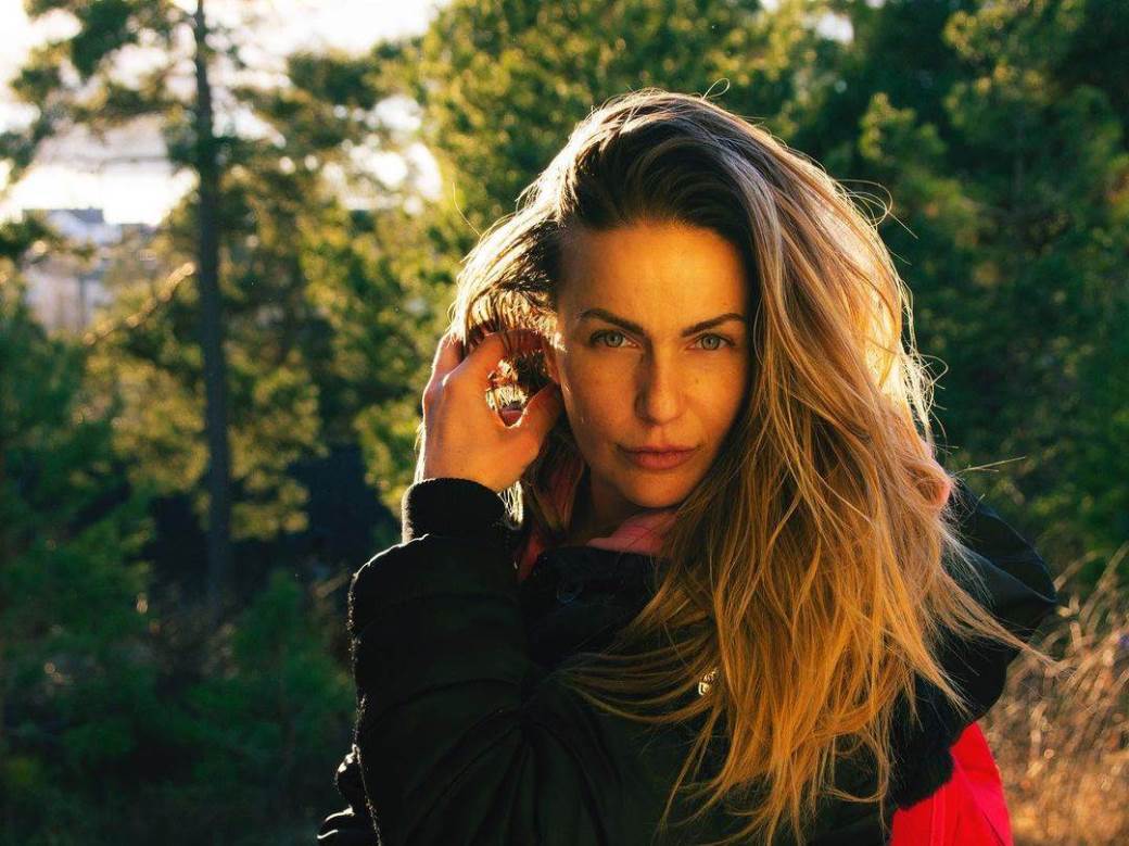 Odselila se iz Hrvatske: Kći poznate HRT-ovke nakon dva desetljeća izbivanja sa scene objavila je pjesmu 'TRAUMA'