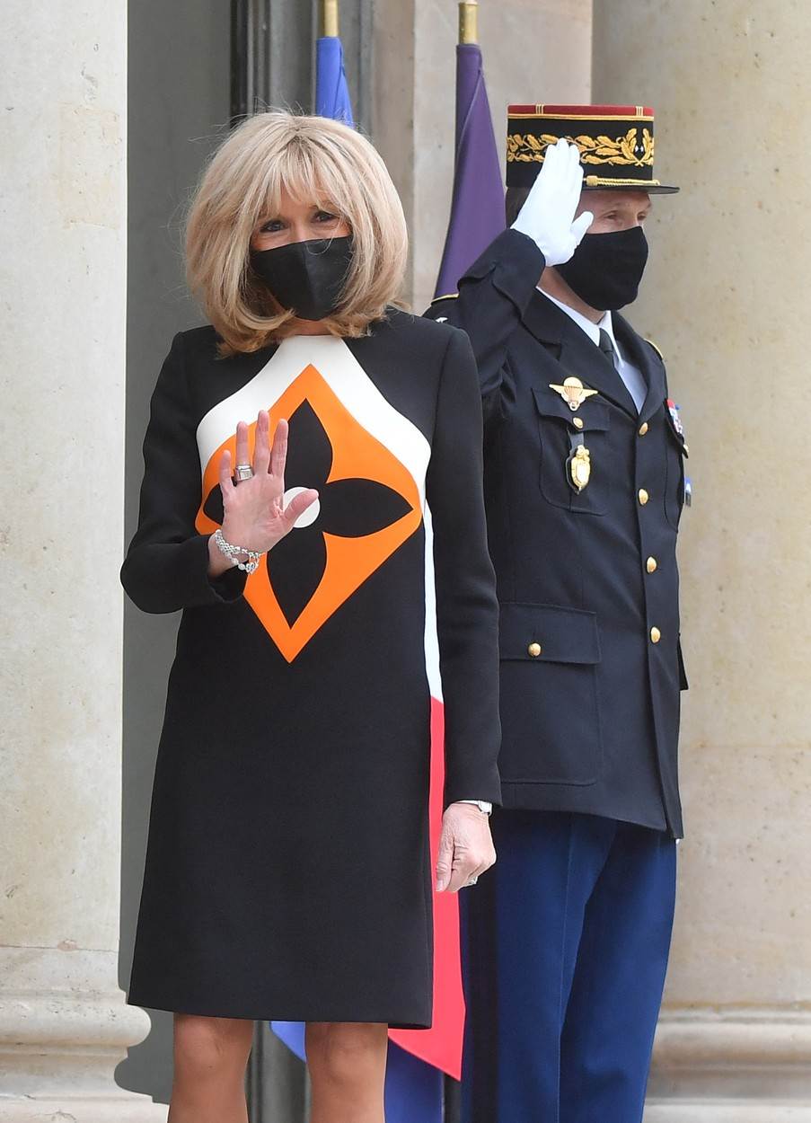 Procurile fotografije Brigitte Macron u kupaćem kostimu