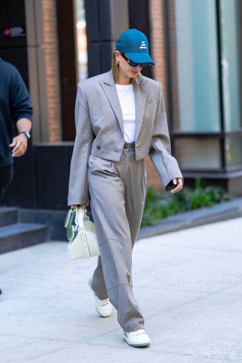 10 IDEJA Hailey Bieber zna kako nositi sako