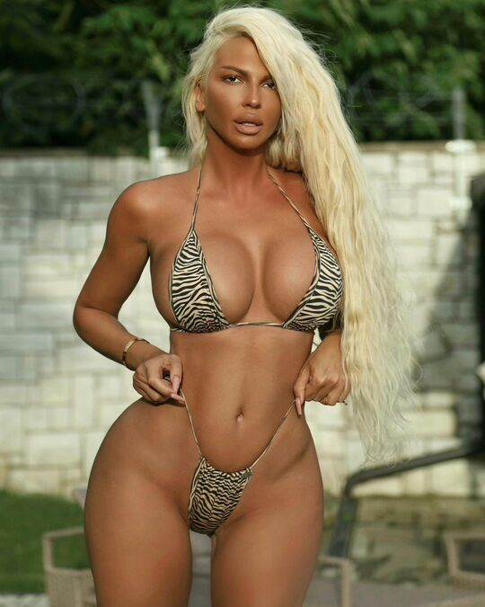 Najizazovnije poze Jelene Karleuše