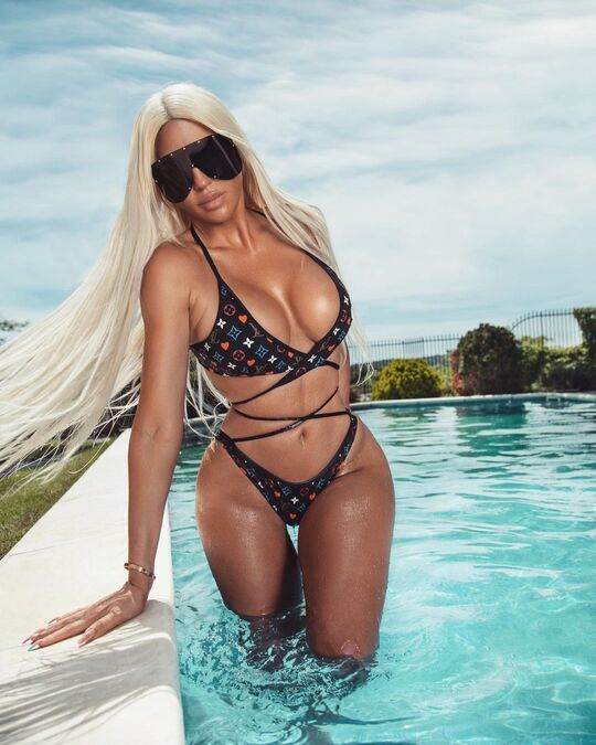 Najizazovnije poze Jelene Karleuše