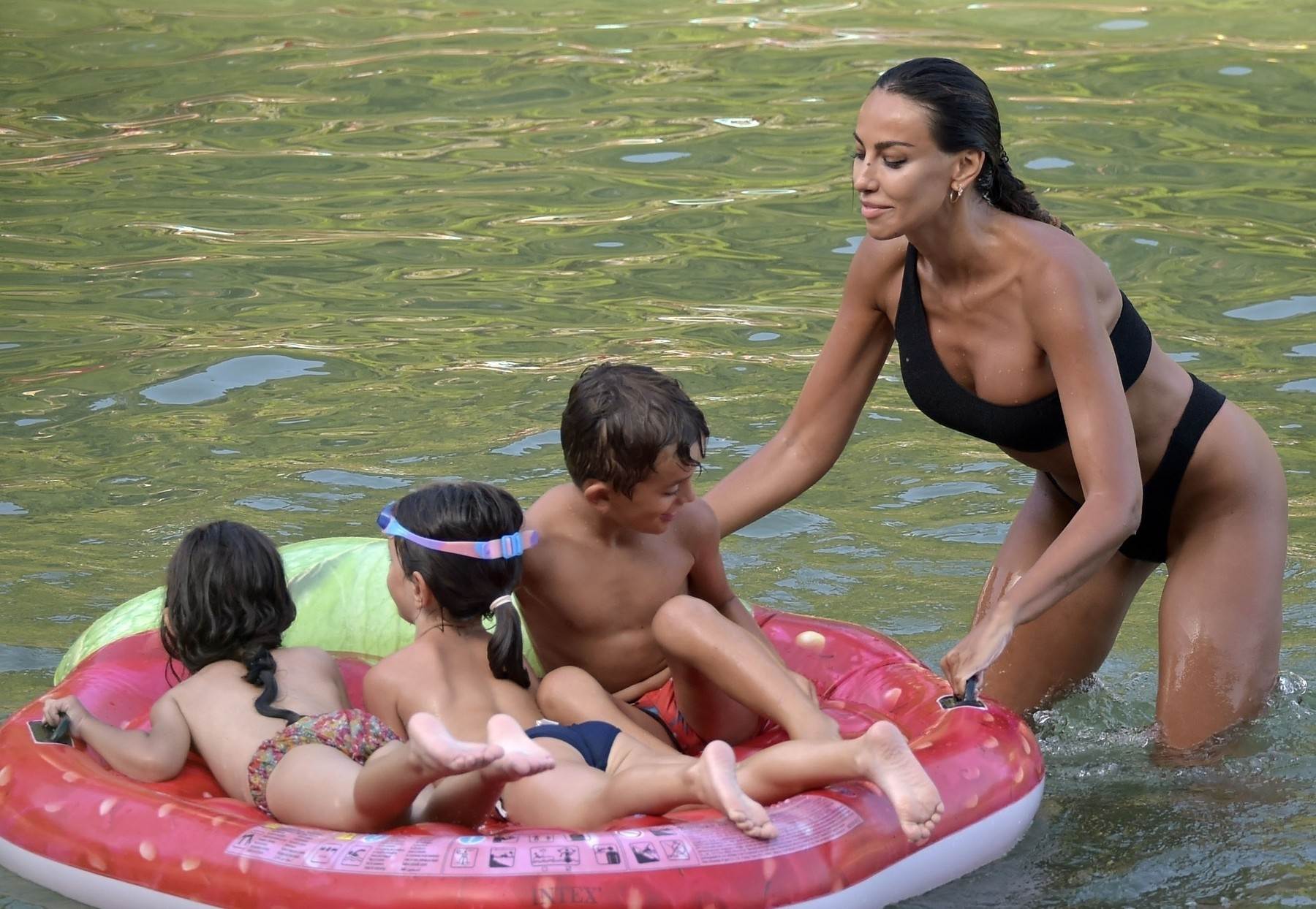 Madalina Genea na plaži