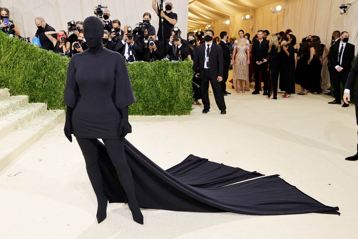 Kim Kardashian na Met Gali 2021 s maskom na licu