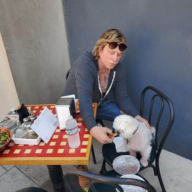 Mickey Rourke unakazio je svoje lice plastičnim operacijama.