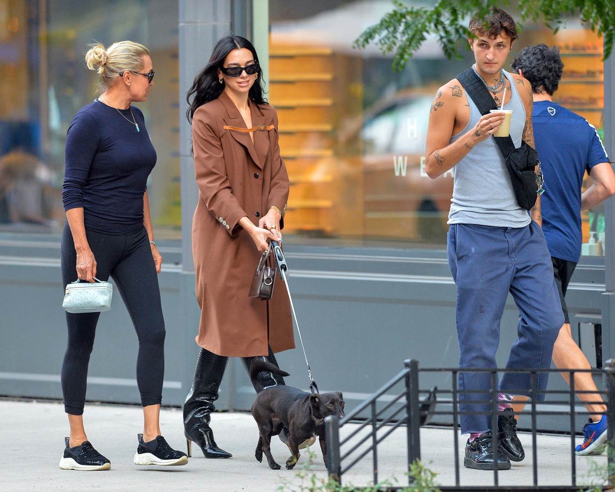 Anwar Hadid prekinuo je s Duom Lipom navodno zbog mame Yolande