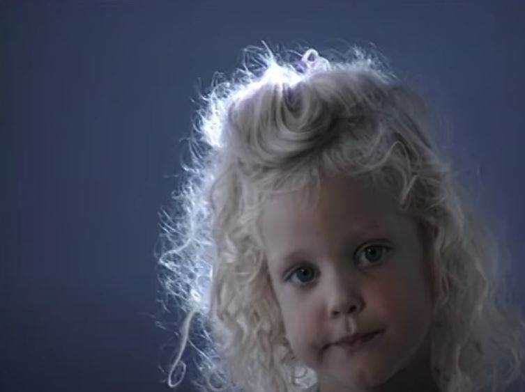 Hana Huljić u spotu Danijele Martinović