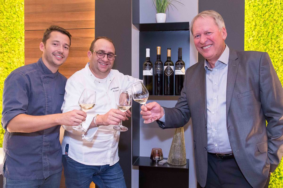 Chefovi Clement Higgins i Lionel Levy, vinar Moreno Degrassi