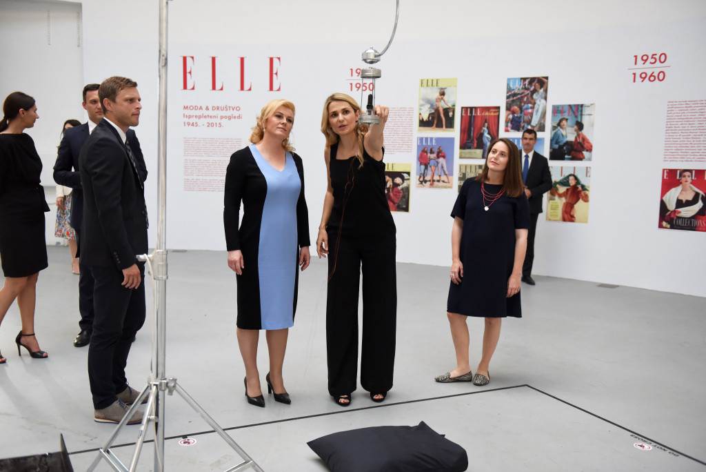 Predsjednica Kolinda Grabar Kitarović posjetila izložbu „Elle – Moda i društvo Isprepleteni pogledi 1945 – 2015“