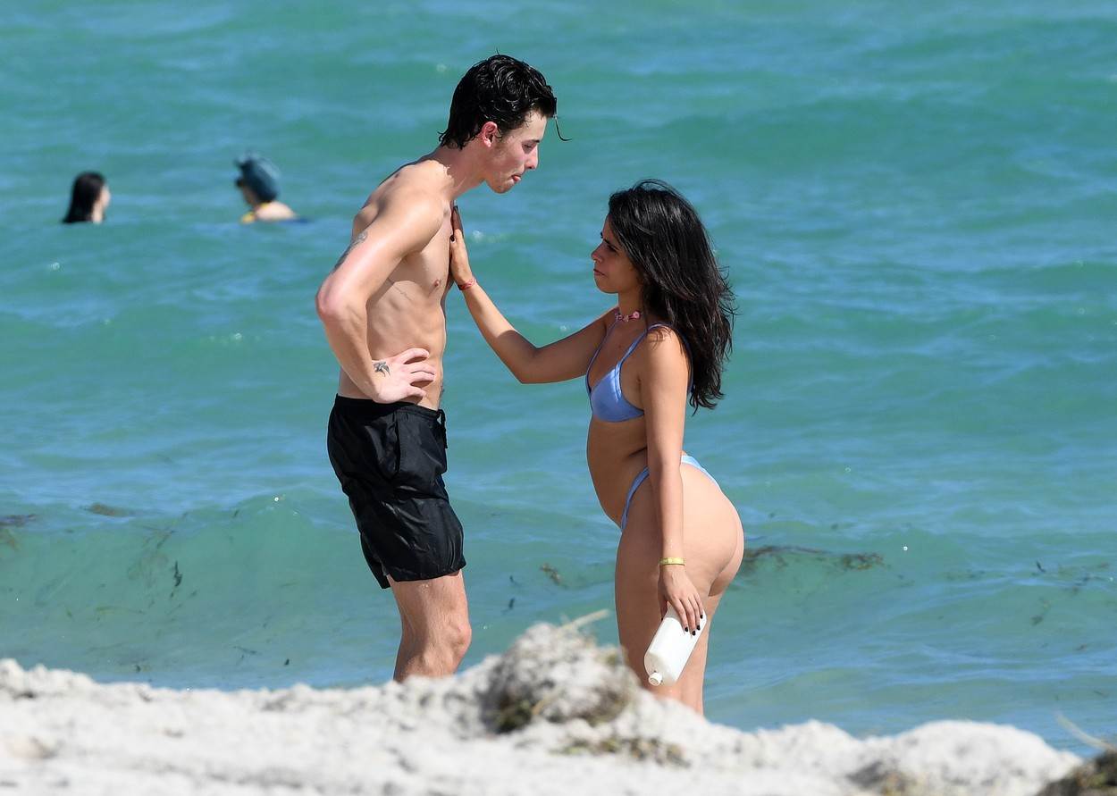 Camila Cabello i Shawn Mendes na plaži