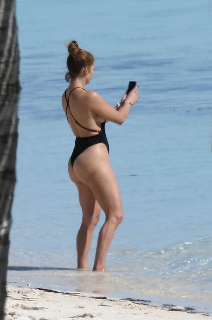 Jennifer Lopez krije trbuh steznikom