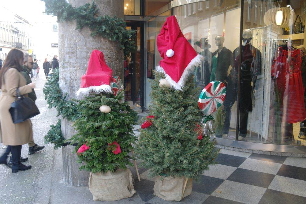 Simpatična božićna drvca na ulazu u prolaz Matice hrvatskih obrtnika