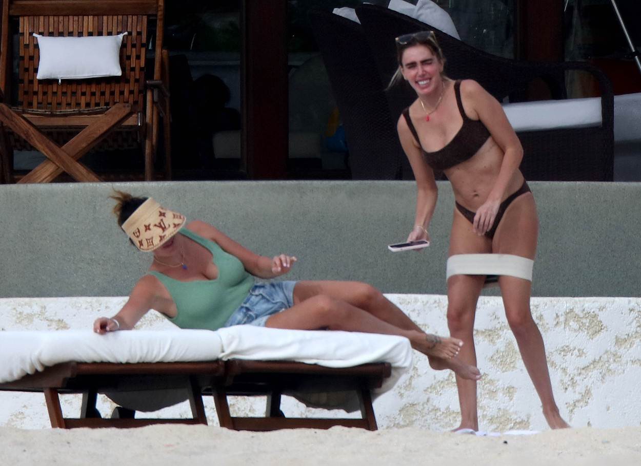 Petra i Tamara Ecclestone na plaži u Meksiku