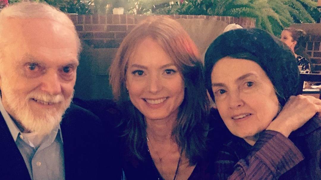 Alicia Witt s roditeljima Robertom i Diane Witt u restoranu.