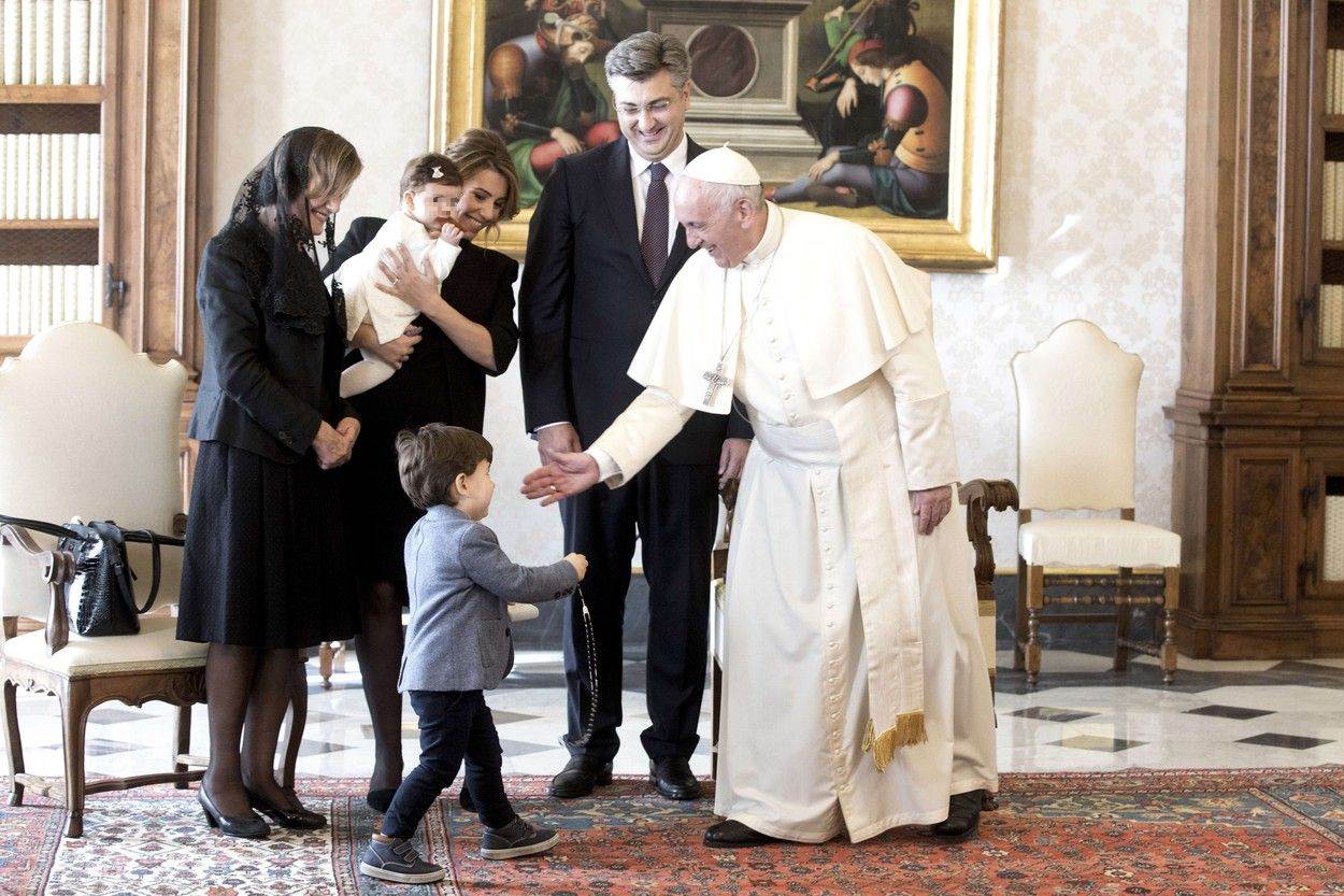 Andrej Plenković je 2017. sa suprugom Anom i djecom bio u službenom posjetu papi Franji.