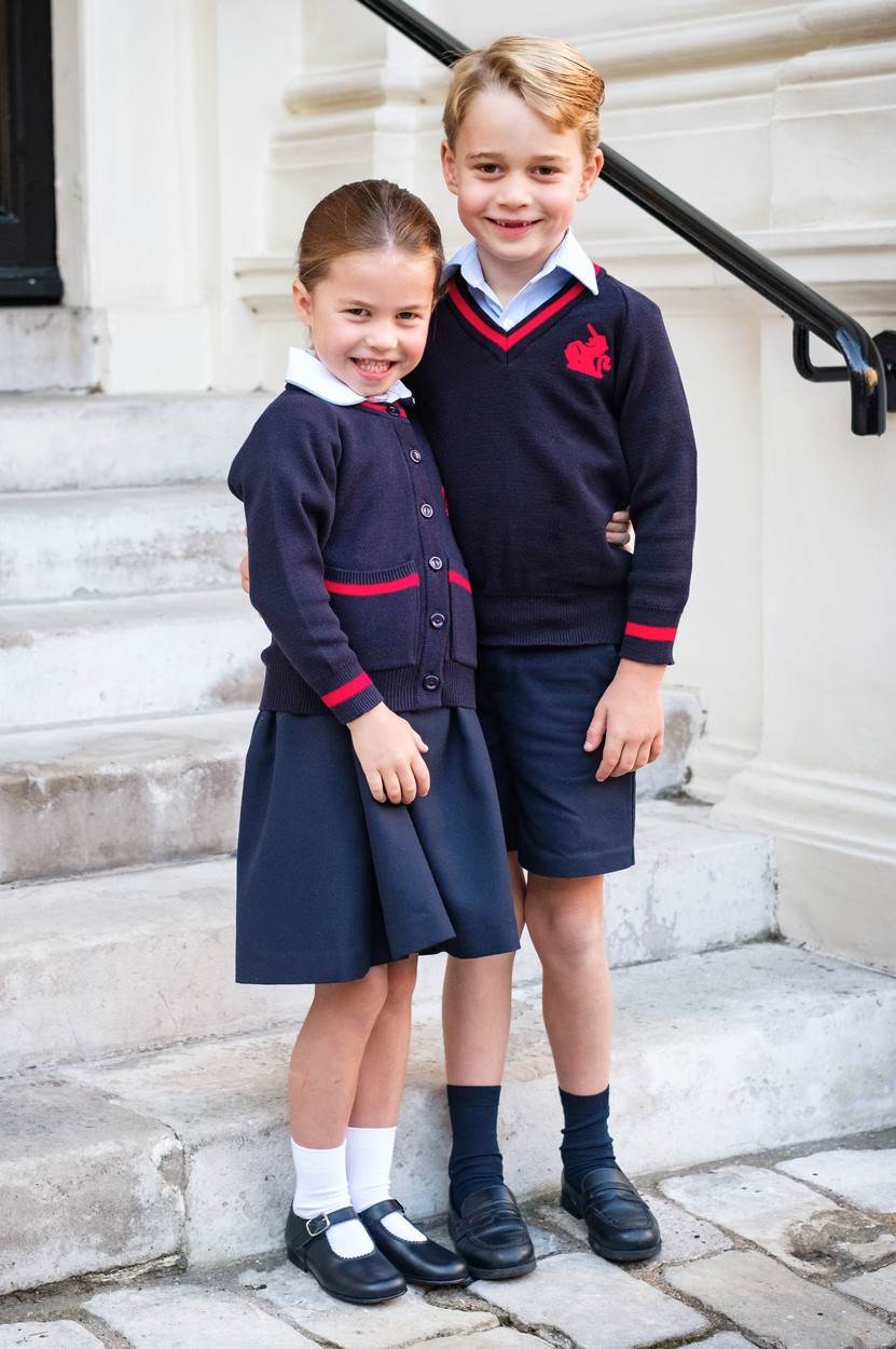 Princ George pazi na svoju mlađu sestru princezu Charlotte u školi koju oboje pohađaju